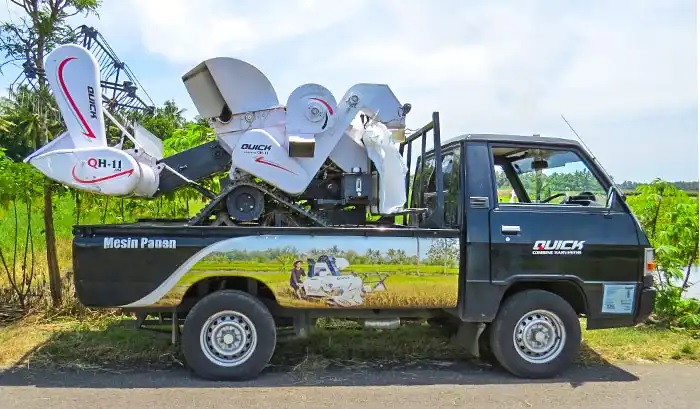 mesin panen padi mesin combine harvester