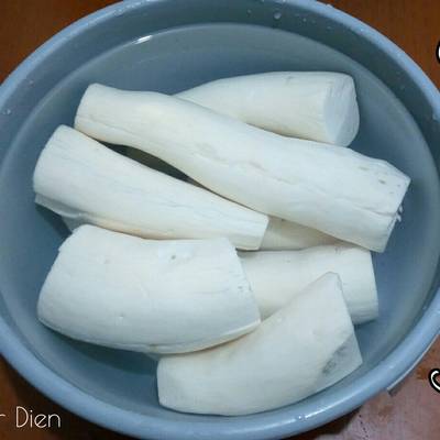 singkong dikupas kulitnya singkong dikupas kulitnya